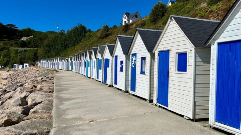 Cabines de plage bleues et blanches à Barneville-Carteret