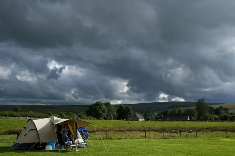 Tentes dans un camping sous un ciel d’orage