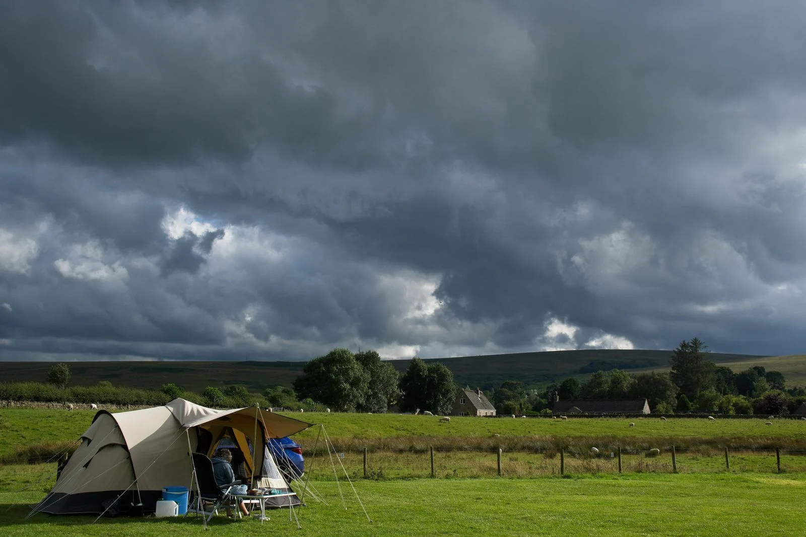 Tentes dans un camping sous un ciel d’orage