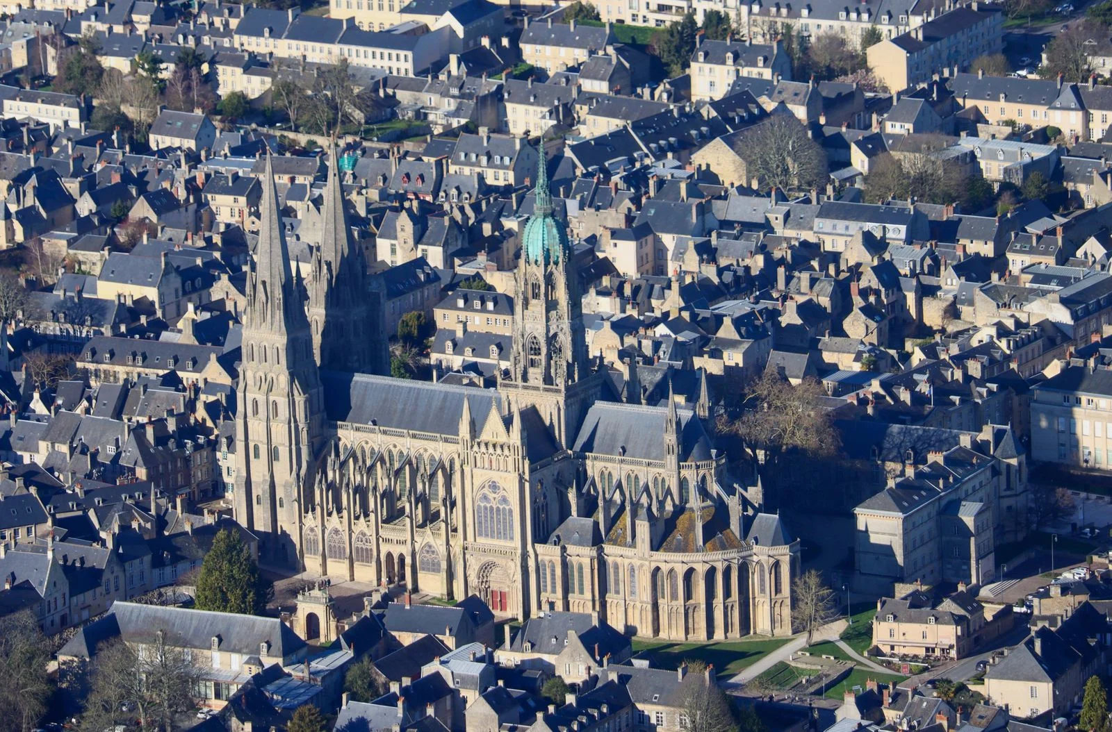 Vue aérienne de la cathédrale de Bayeux