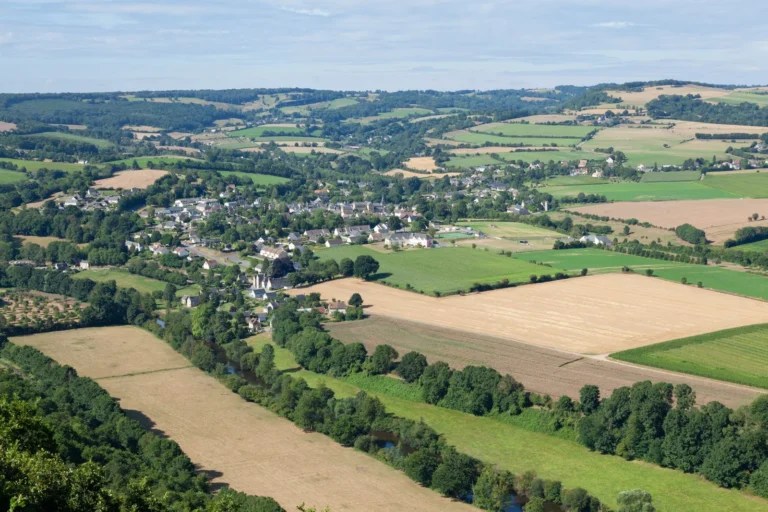 Vue aérienne du village de Clécy, en Suisse normande