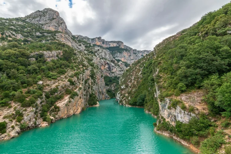 Les gorges du Verdon, rivière turquoise entre les falaises calcaires