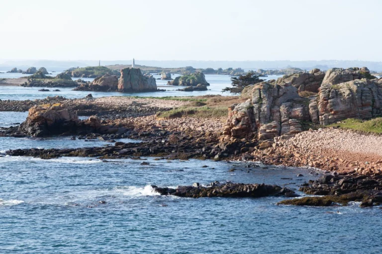 Vue aérienne de la côte rocheuse de l’île de Bréhat, en Bretagne