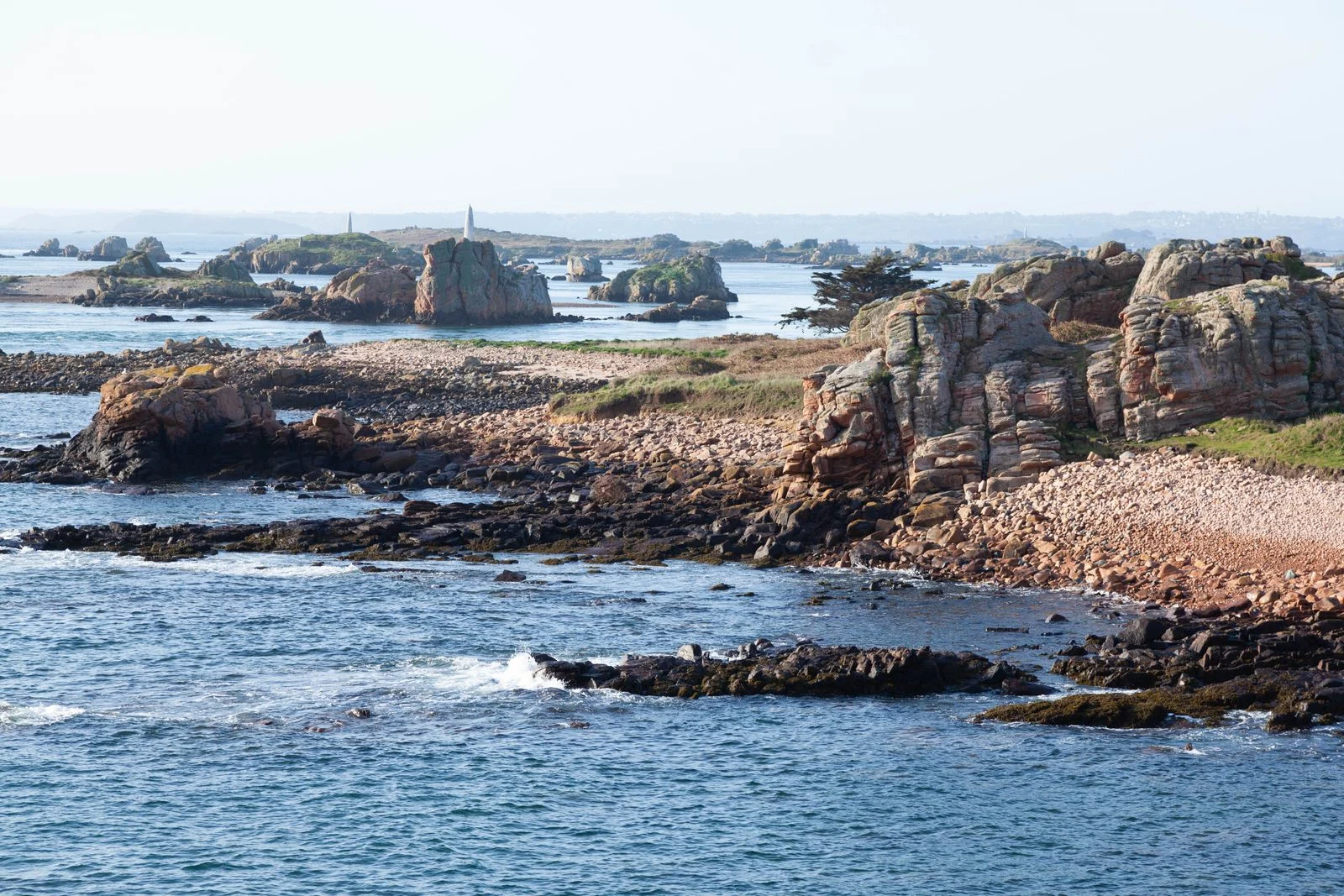 Vue aérienne de la côte rocheuse de l’île de Bréhat, en Bretagne