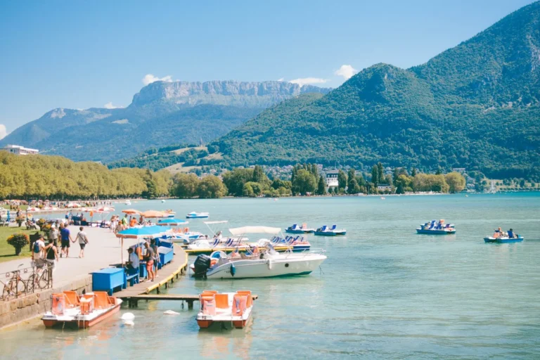 Le lac d’Annecy en été, avec ses bateaux et les montagnes en arrière-plan