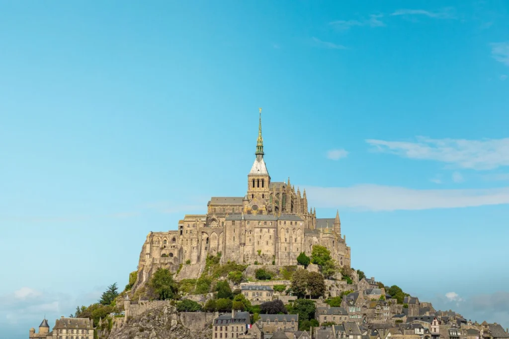 Le Mont-Saint-Michel sous un ciel bleu