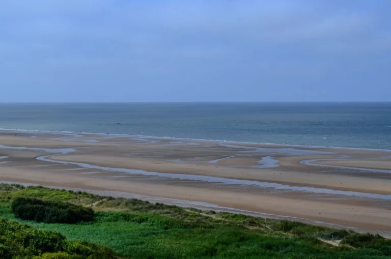 La plage d’Omaha Beach, vaste étendue de sable face à une mer calme