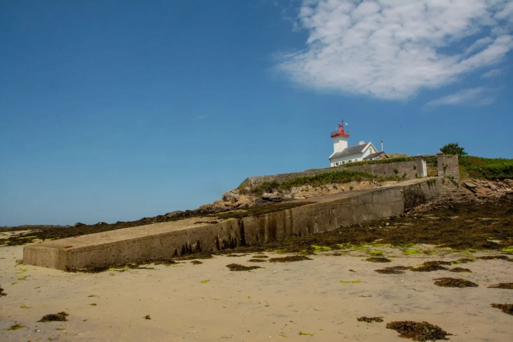 Phare sur la côte rocheuse de Plouguerneau, en Bretagne