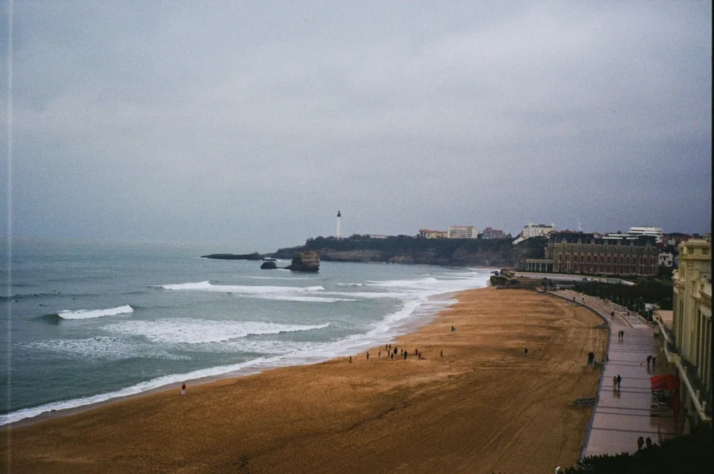 La plage de Biarritz, son phare et les vagues