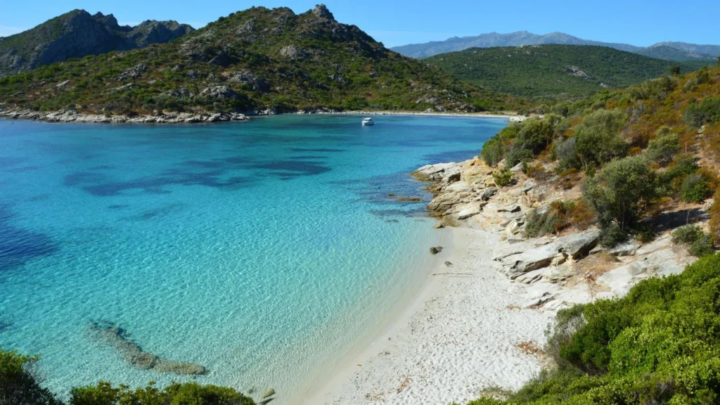 Eau turquoise et plage de sable à Saint-Florent, en Corse