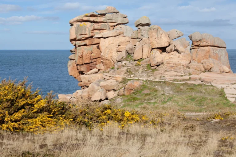 Falaises de granit et côte rocheuse à Plougrescant, en Bretagne