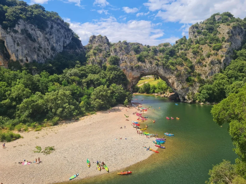 Kayaks sous l’arche du Pont d’Arc, dans les gorges de l’Ardèche