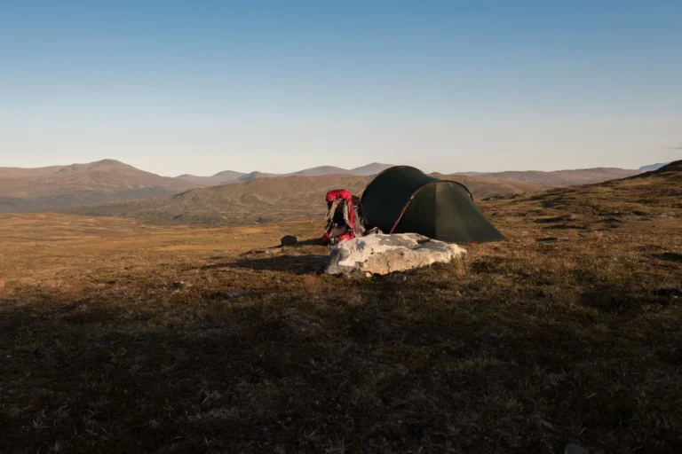 Tente et sac à dos posés en montagne en été
