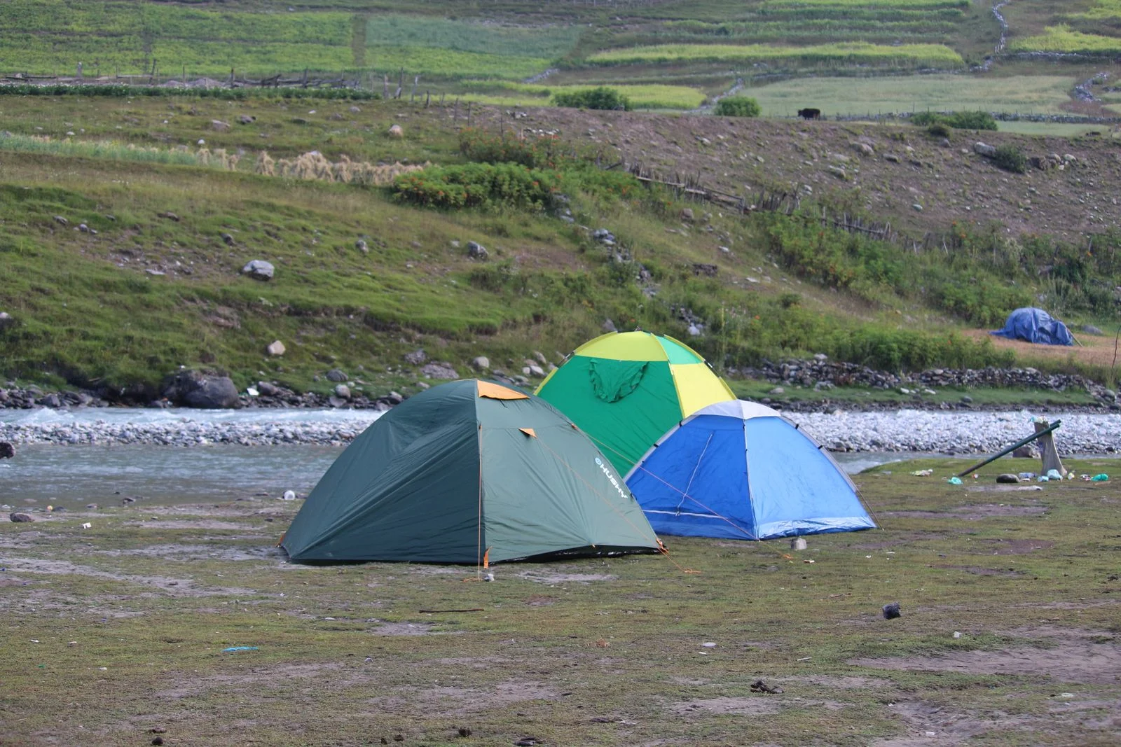 Tentes colorées plantées au bord d’une rivière