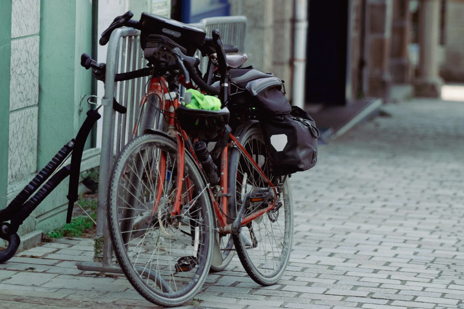 Vélos chargés de sacoches dans une rue pavée de Dol-de-Bretagne